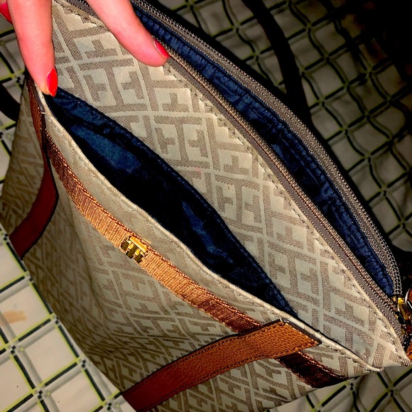 Tommy Hilfiger women’s crossbody purse - Picture 2 of 5
